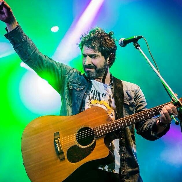 Iván Noble se subió al escenario con Tom Jones