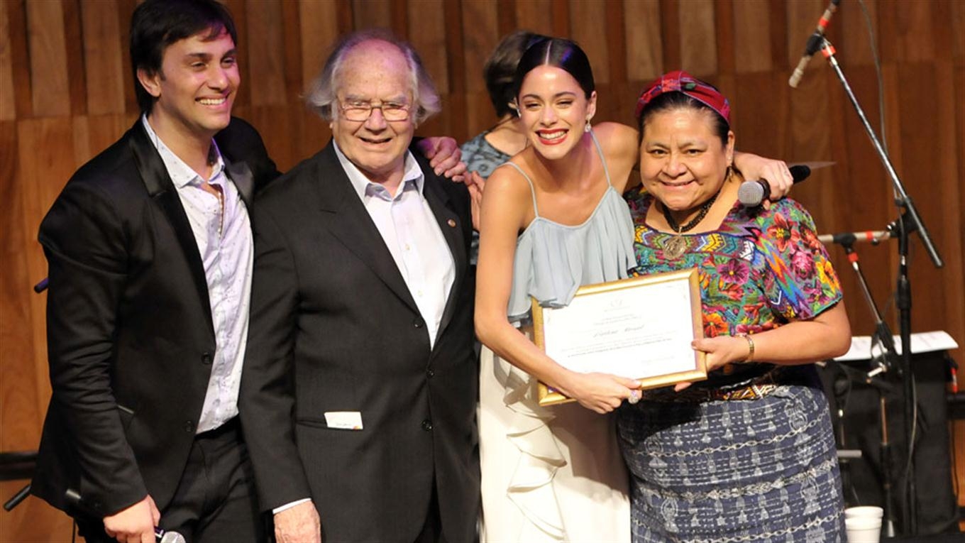 Tini recibi&oacute; el t&iacute;tulo de Embajadora de la Paz