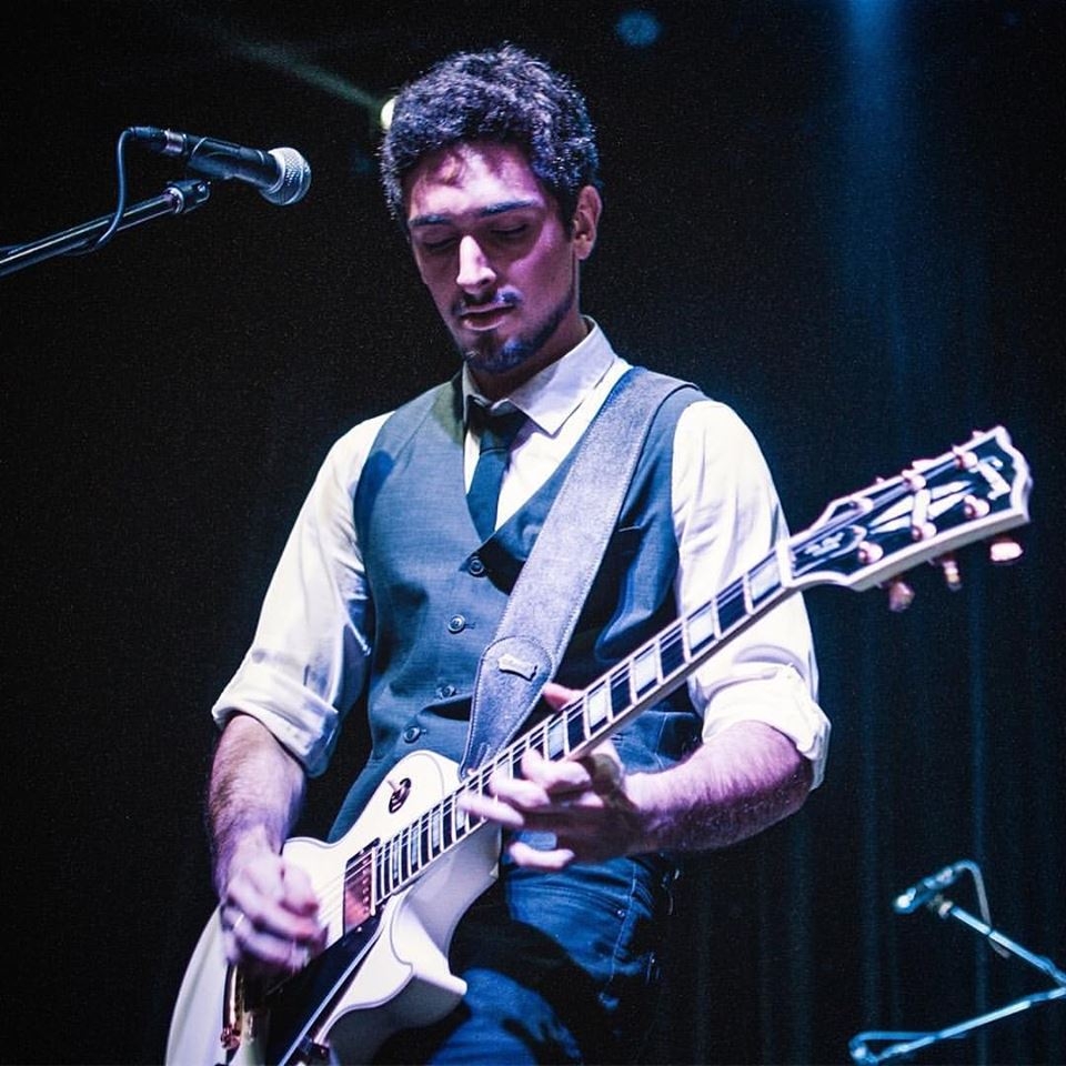 Santiago Manrique: el cantante y guitarrista que empez&oacute; como Youtuber y ahora llena teatros