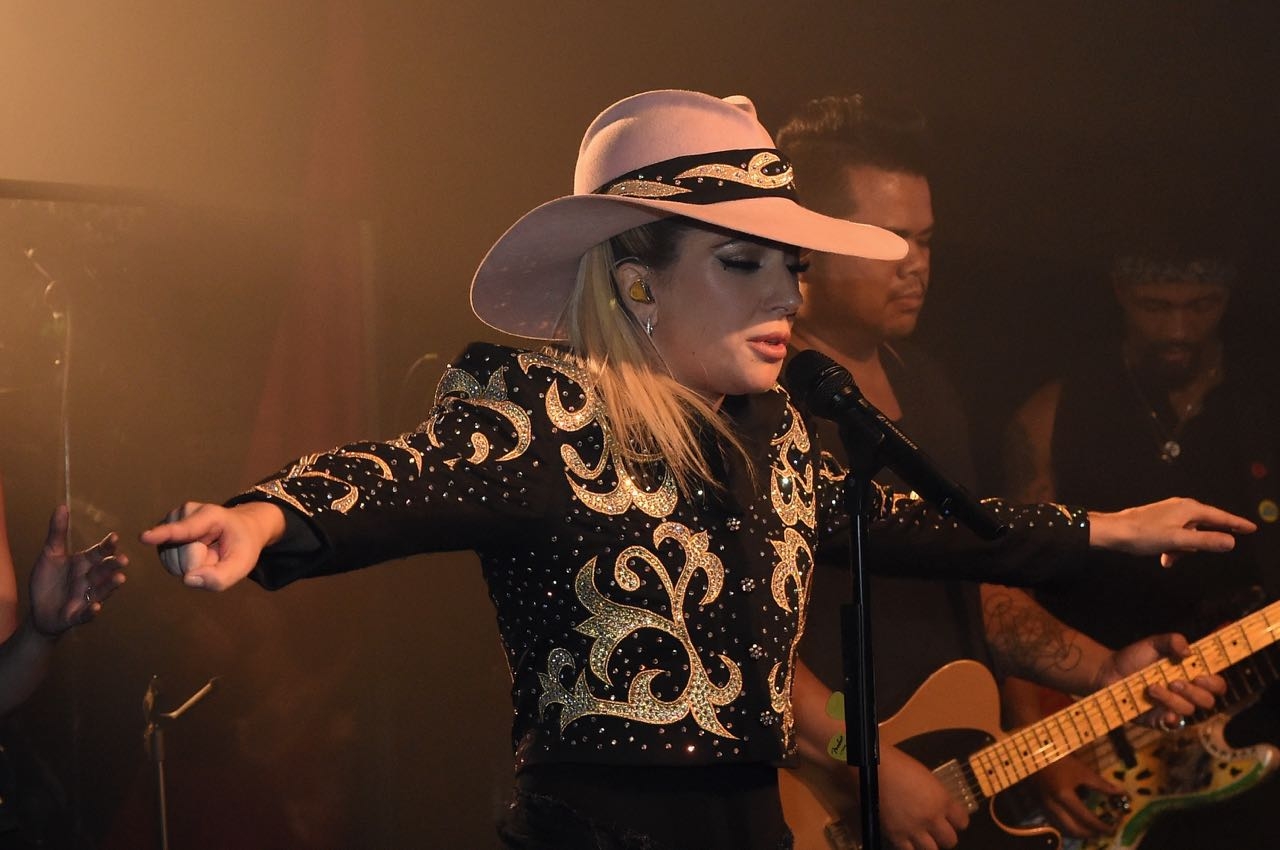 Lady Gaga present&oacute; un emocionante videoclip