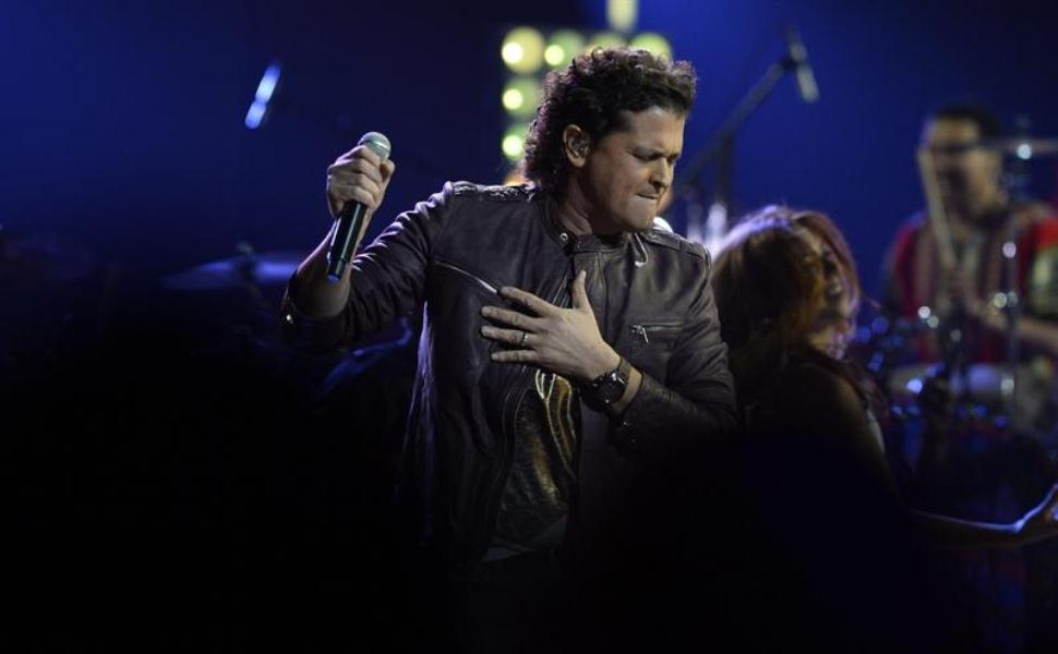 Carlos Vives cambi&oacute; a Shakira por una fan