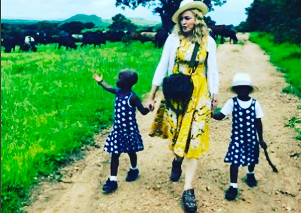 Madonna present&oacute; a las gemelas con un tierno video