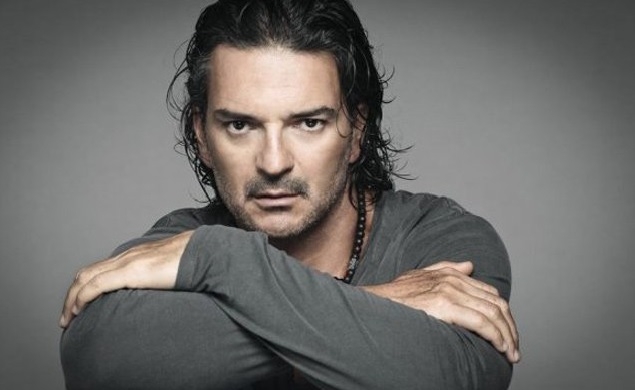 &iexcl;Se enoj&oacute;! Ricardo Arjona abandon&oacute; una entrevista en vivo por las cr&iacute;ticas del conductor