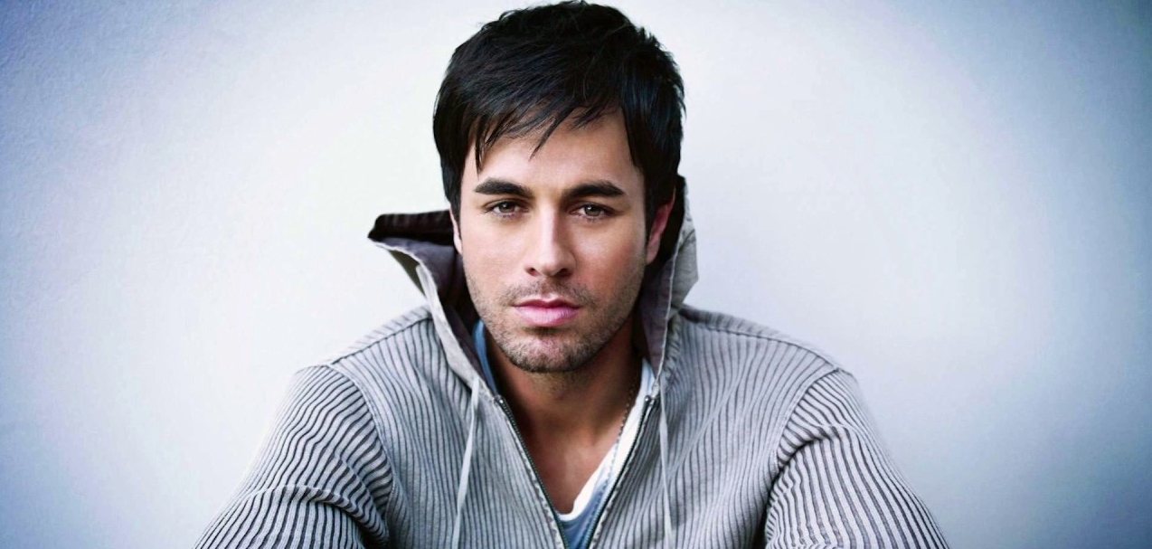 Enrique Iglesias a los besos con una fan &iexcl;Mira el video!
