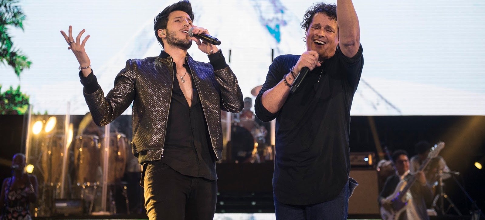 Carlos Vives y Sebasti&aacute;n Yatra recorrieron Bogot&aacute; cantando serenatas