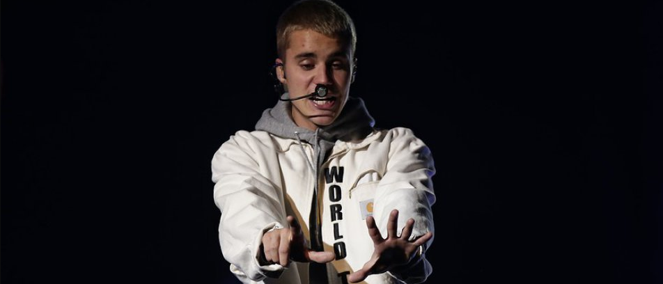 &iexcl;Inaceptable! As&iacute; reaccion&oacute; un fan&aacute;tico ante las declaraciones de Justin Bieber en un show