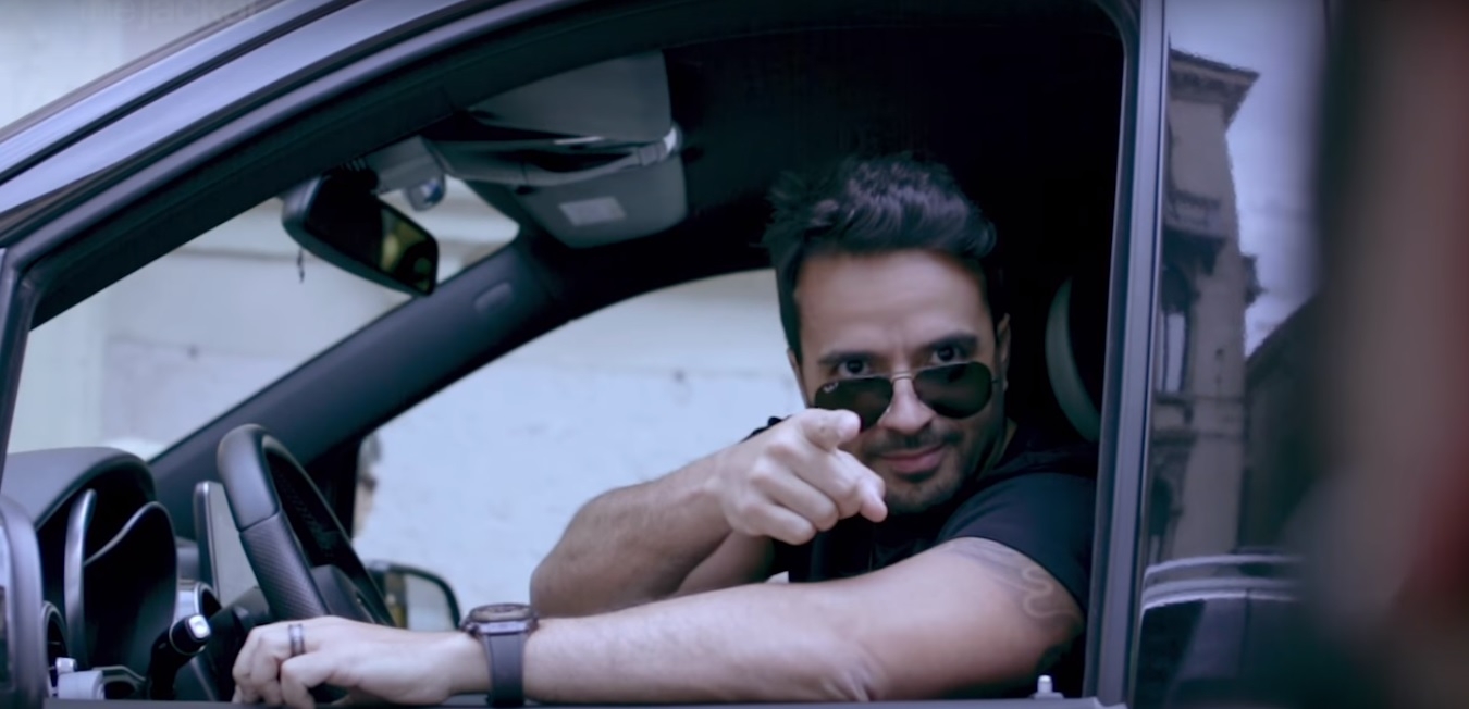 Luis Fonsi se r&iacute;e de s&iacute; mismo con los italianos