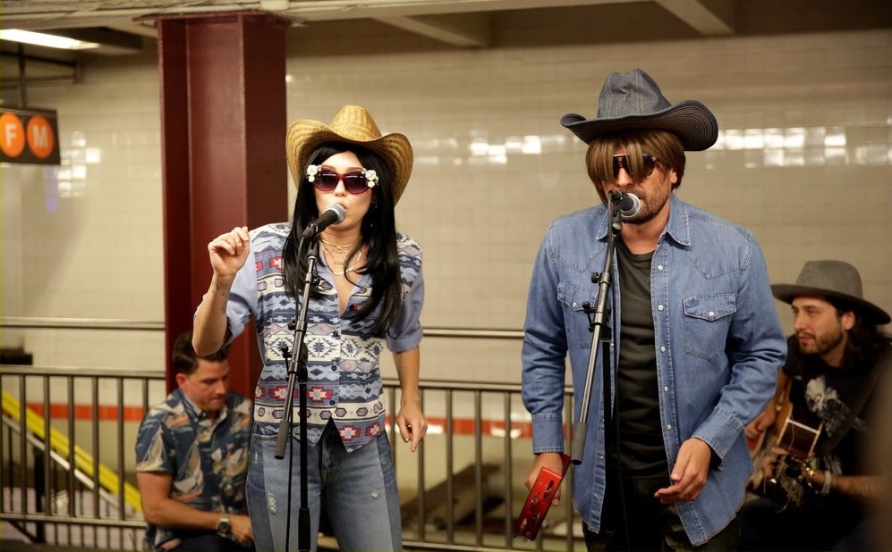 &iexcl;A la gorra! Miley Cyrus cant&oacute; disfrazada en el subte