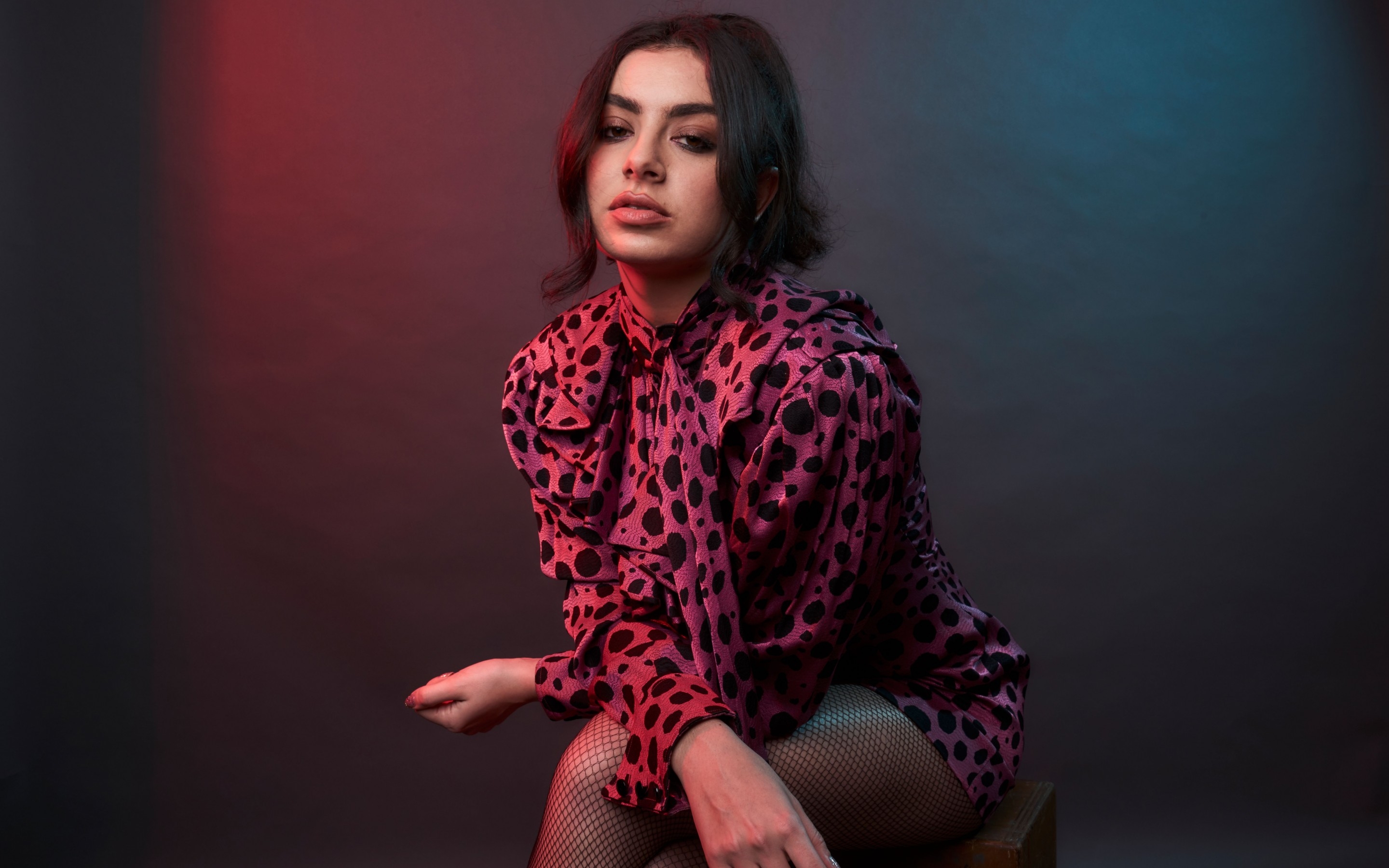 Charli XCX dio a conocer el backstage del video m&aacute;s hot de la temporada