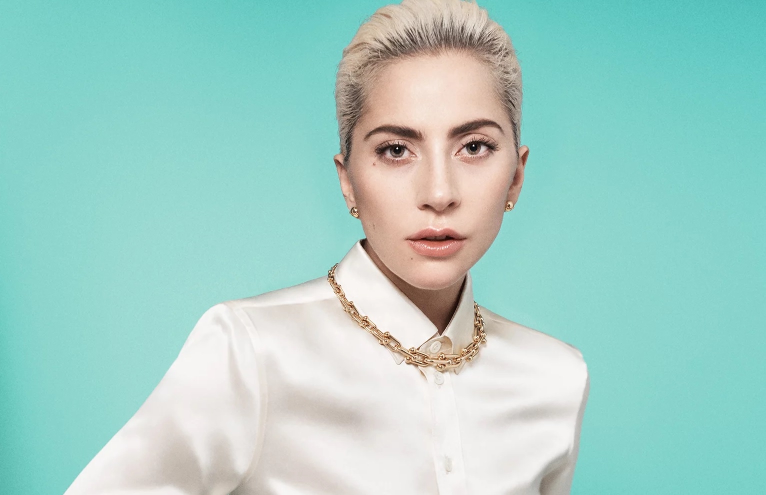 Lady Gaga se somete a una intervenci&oacute;n m&eacute;dica&hellip; &iexcl;en el trailer de Five Foot Two!