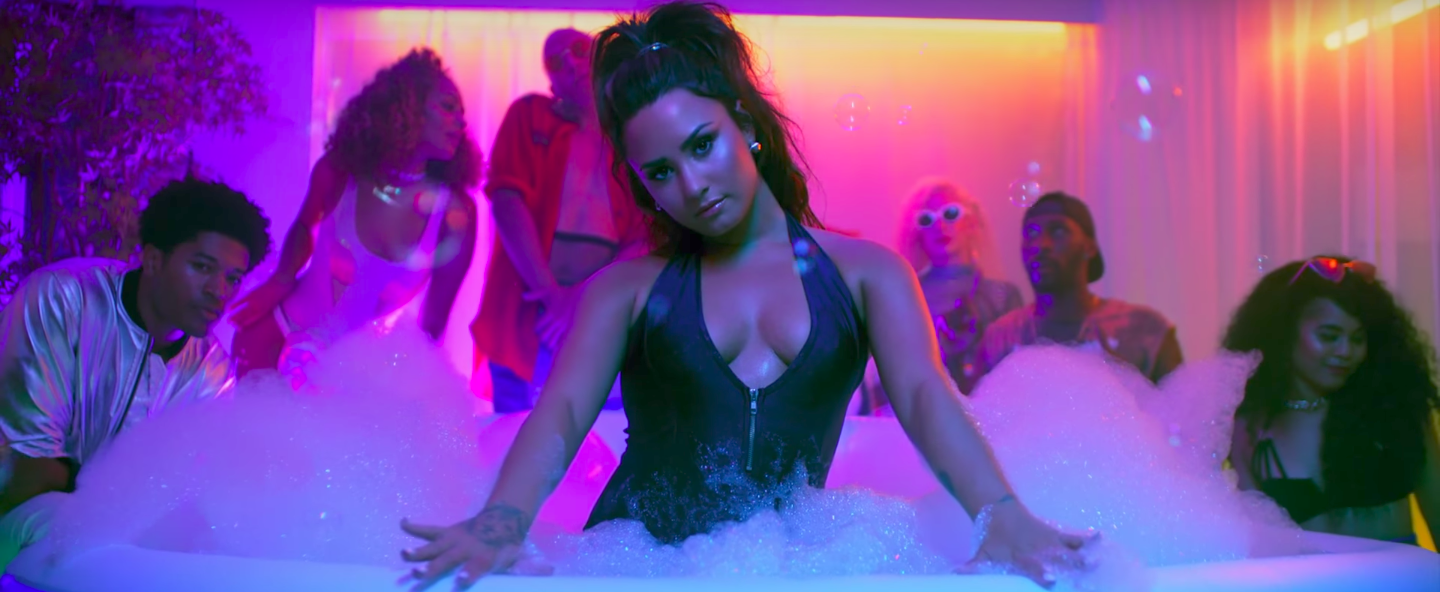 As&iacute; fue la &eacute;pica fiesta que inspir&oacute; el &uacute;ltimo video de Demi Lovato