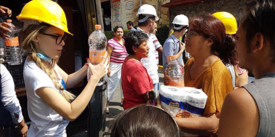 &iexcl;Manos a la obra! Los m&uacute;sicos a la par de los voluntarios en M&eacute;xico