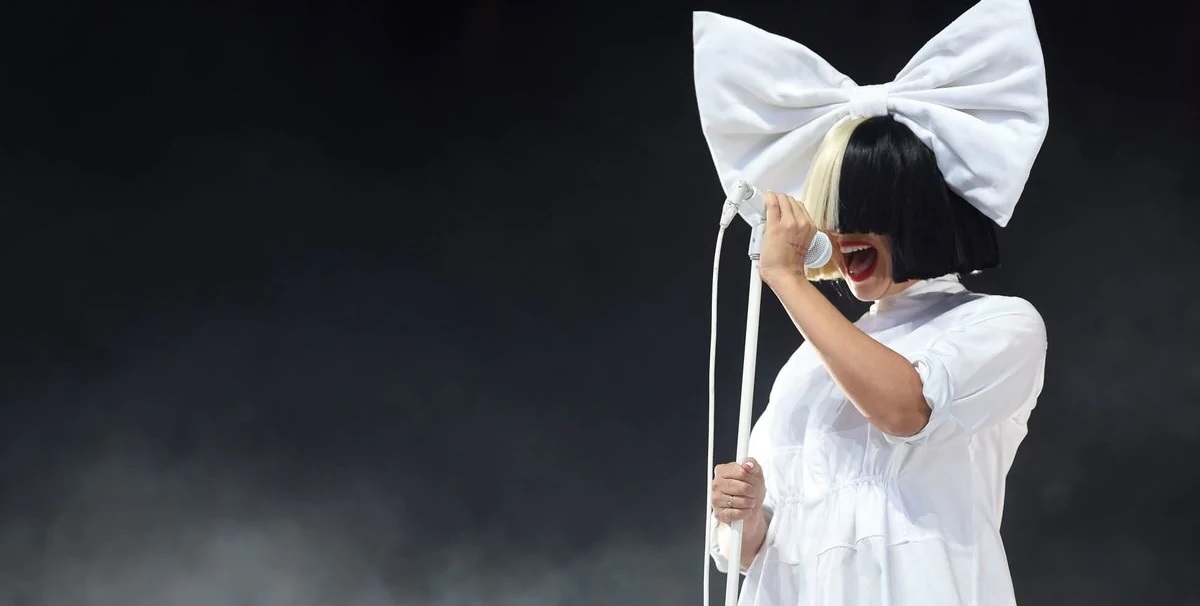 Sia por fin descubri&oacute; su rostro