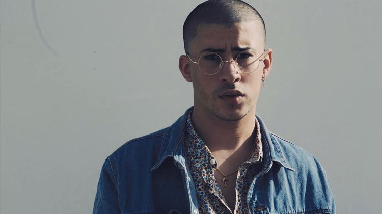 La terrible ca&iacute;da de Bad Bunny en pleno show