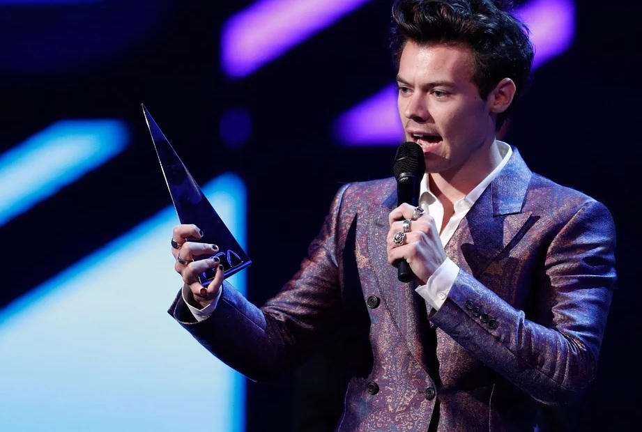 Internet est&aacute; enloqueciendo por el beso que Harry Styles le dio a Lorde