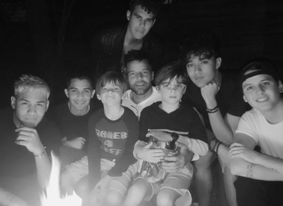 Ricky Martin est&aacute; orgulloso de CNCO y este mensaje lo prueba