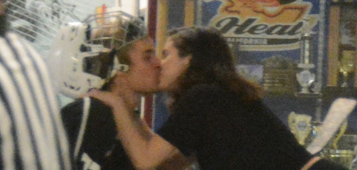 &iexcl;Es oficial! Selena y Justin se besaron