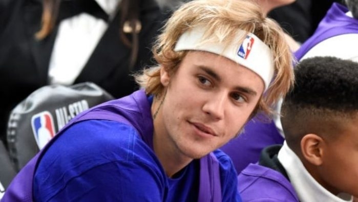 Justin Bieber sali&oacute; con una &iquest;amiga?