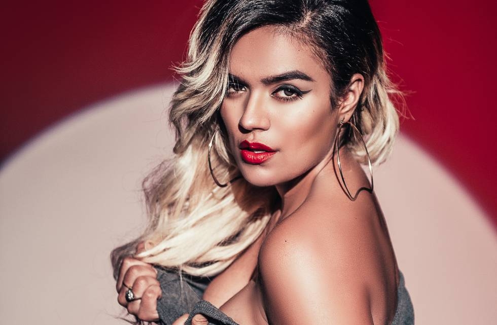 Karol G se qued&oacute; descalza en el medio de un show