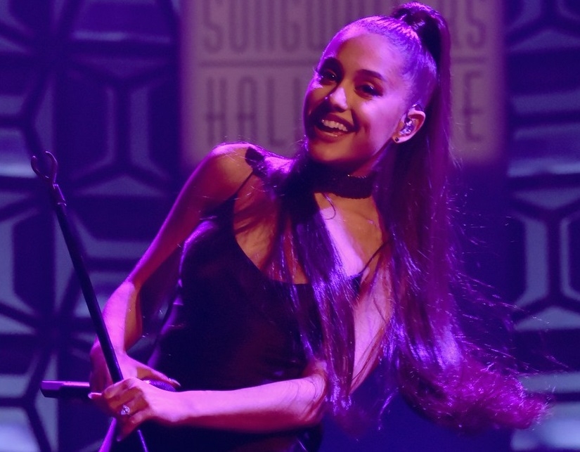 &iexcl;Es oficial! Ariana Grande se mostr&oacute; p&uacute;blicamente con anillo de compromiso