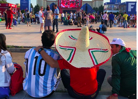 Ellos no son argentinos, pero igual se pusieron la camiseta