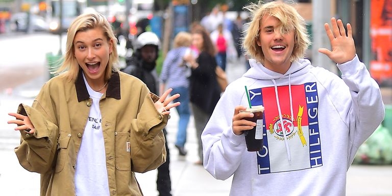&iexcl;Es oficial! Justin Bieber y Hailey Baldwin se besaron a la vista de todo el mundo