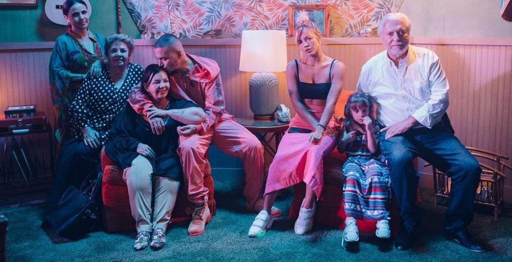 J Balvin present&oacute; oficialmente a su familia