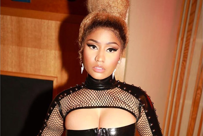 &iexcl;&iquest;QU&Eacute;?! Nicki Minaj qued&oacute; atrapada en un traje de sirena