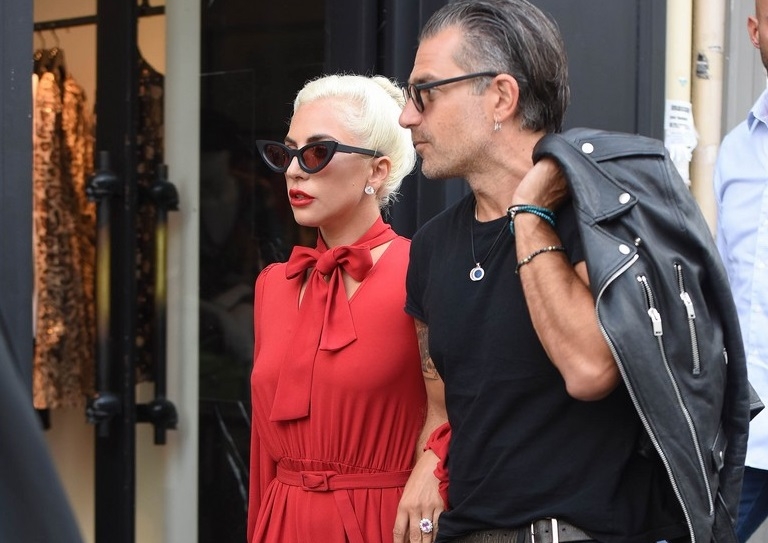 &iexcl;Qu&eacute; rom&aacute;ntico! Lady Gaga y su novio de paseo por la ciudad del amor