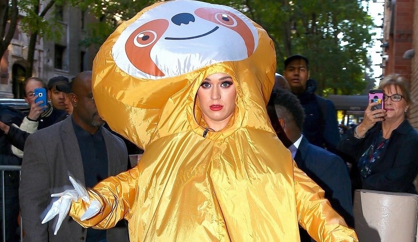 Katy Perry ya festej&oacute; Halloween &iexcl;disfrazada en el medio de la calle!
