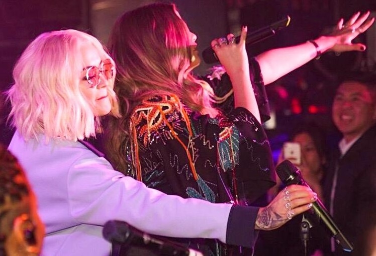 &iexcl;Rita Ora y Sof&iacute;a Reyes se subieron juntas al escenario en Los &Aacute;ngeles!