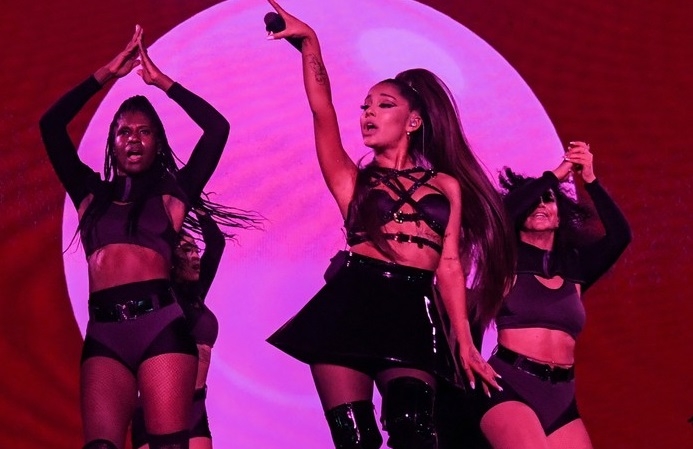 Ariana Grande volvi&oacute; a subirse al escenario en Manchester