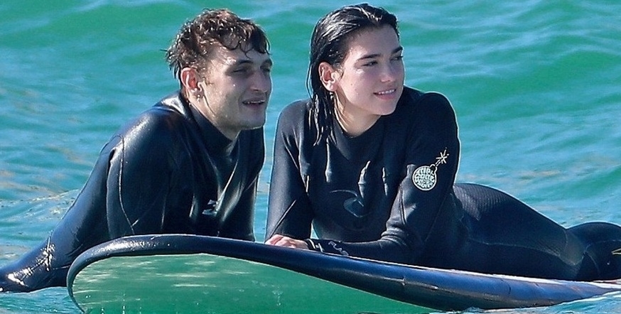 Dua Lipa y su novio a los besos en la playa