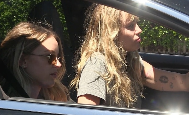 Nuevas fotos de Miley Cyrus y Kaitlynn Carter juntas confirman su relaci&oacute;n