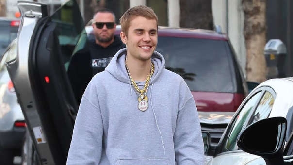 Justin Bieber promociona su marca de la mejor manera… &iexcl;us&aacute;ndola!