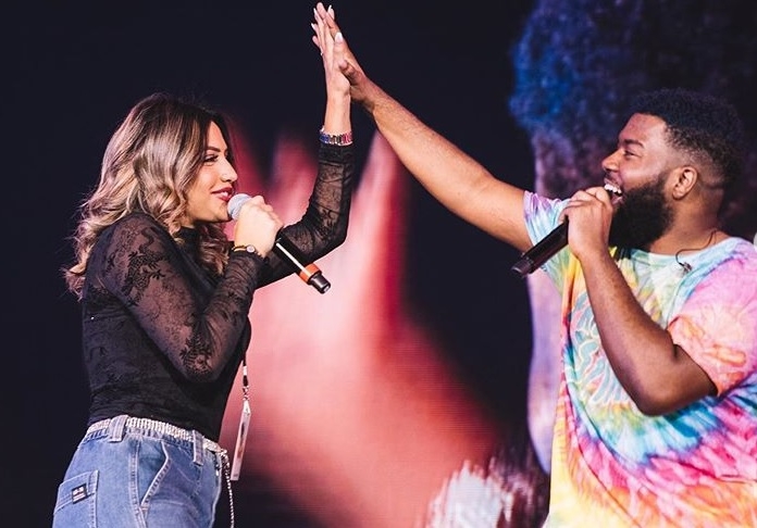 El inesperado momento que protagoniz&oacute; Khalid en medio de su show cuando invit&oacute; a cantar a una fan