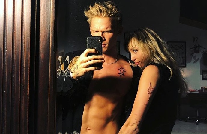 &iexcl;&iquest;Miley Cyrus y Cody Simpson ya comparten un tatuaje?!