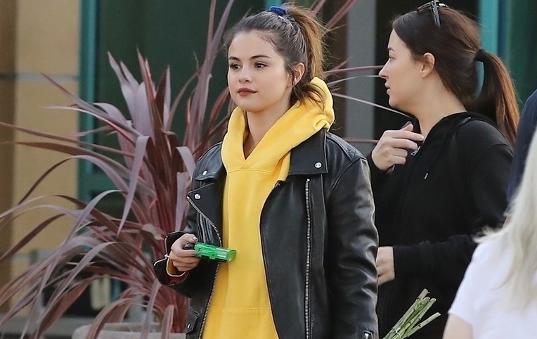 Selena G&oacute;mez impacta con un look in&eacute;dito