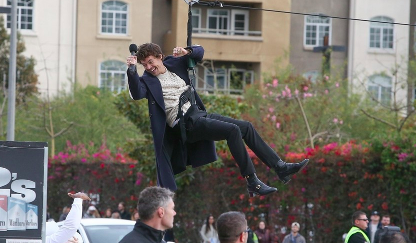 Harry Styles llam&oacute; la atenci&oacute;n de todo Los &Aacute;ngeles grabando su pr&oacute;xima aparici&oacute;n en TV