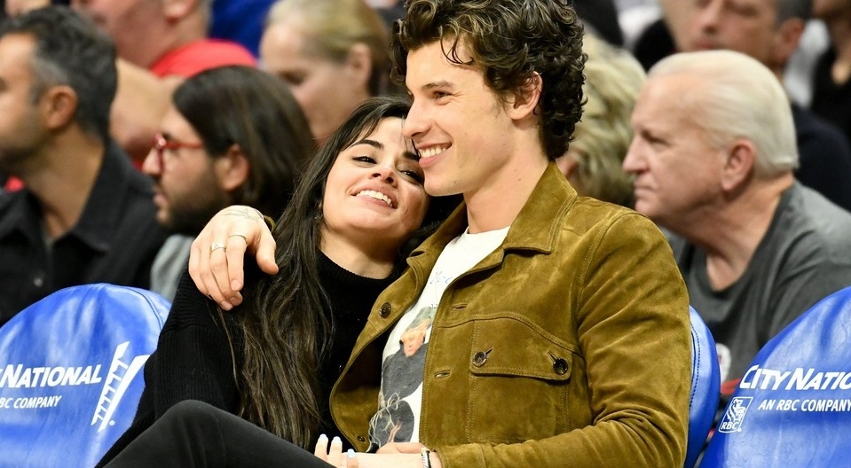 Shawn Mendes y Camila Cabello a los besos frente a todo el mundo
