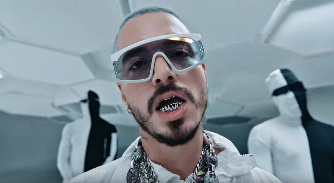 &ldquo;Blanco&rdquo; es lo nuevo de J. Balvin &iexcl;y no est&aacute; pasando desapercibido!