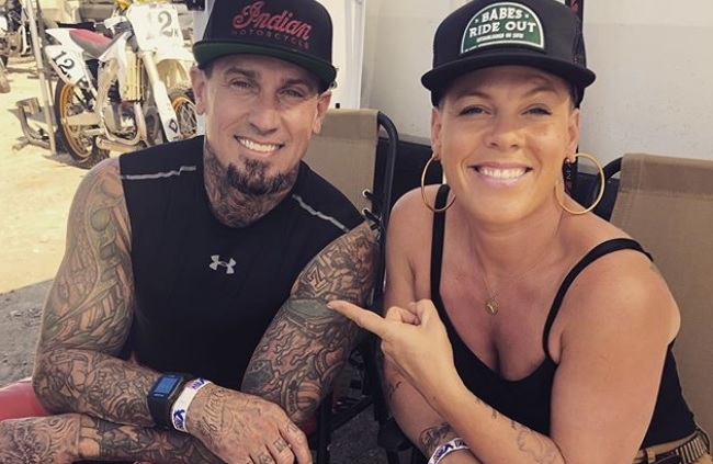 Las 10 fotos que resumen a la perfecci&oacute;n la relaci&oacute;n de P!NK y su pareja