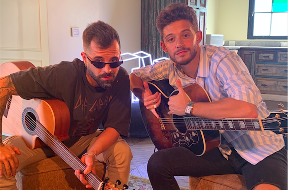 Mike Bah&iacute;a y Ruggero Pasquarelli en ac&uacute;stico