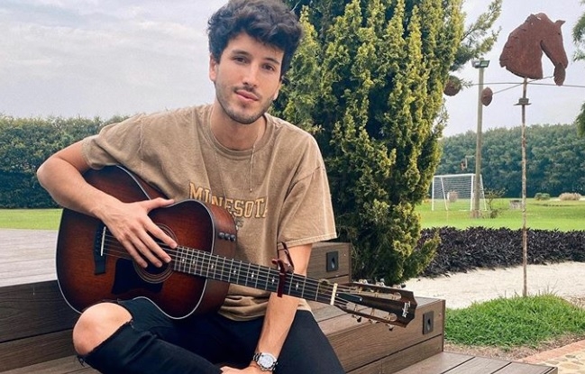 Sebasti&aacute;n Yatra nos ense&ntilde;a la forma correcta de sacarnos los guantes