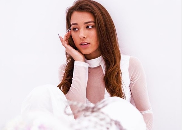 Alaina Castillo: " Yo quiero que mi m&uacute;sica sea un escape"