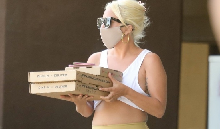 Lady Gaga y su novio tambi&eacute;n est&aacute;n cansados de cocinar en cuarentena &iexcl;y estas fotos lo confirman!