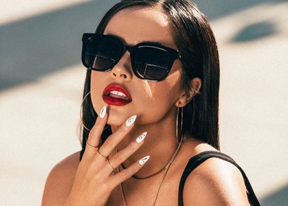 Becky G lanza su propia l&iacute;nea de lentes de sol