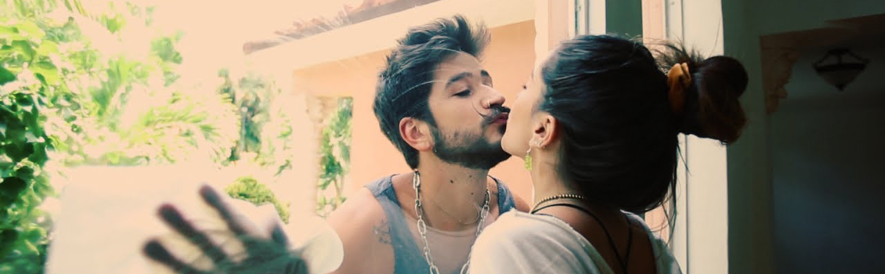 Camilo estren&oacute; nuevo tema y videoclip &iexcl;protagonizado por su familia!