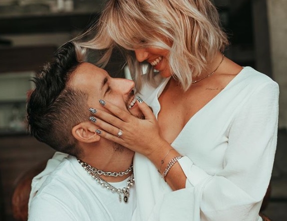 &iexcl;ES OFICIAL! As&iacute; hicieron p&uacute;blico su compromiso Ricky Montaner y Stefi Roitman