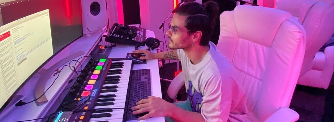 As&iacute; es como le gusta vestirse a Abraham Mateo para trabajar